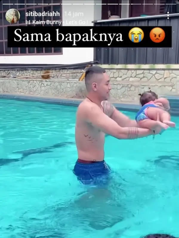 Momen Xarena anak Siti badriah dan Krisjiana Baharudin bermain di kolam renang. (Foto: Instagram Stories/sitibadriah)