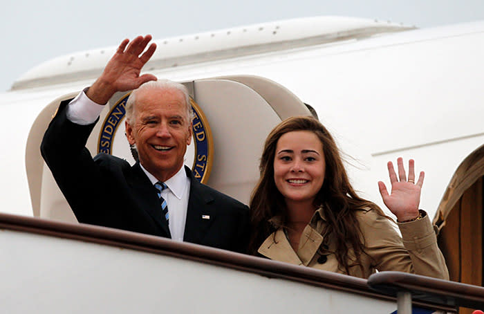 Joe Biden con su nieta Naomi