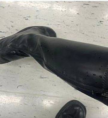 廖姓女子長筒皮靴上有被潑灑到不明液體的痕跡。翻攝自臉書「汐止集團」