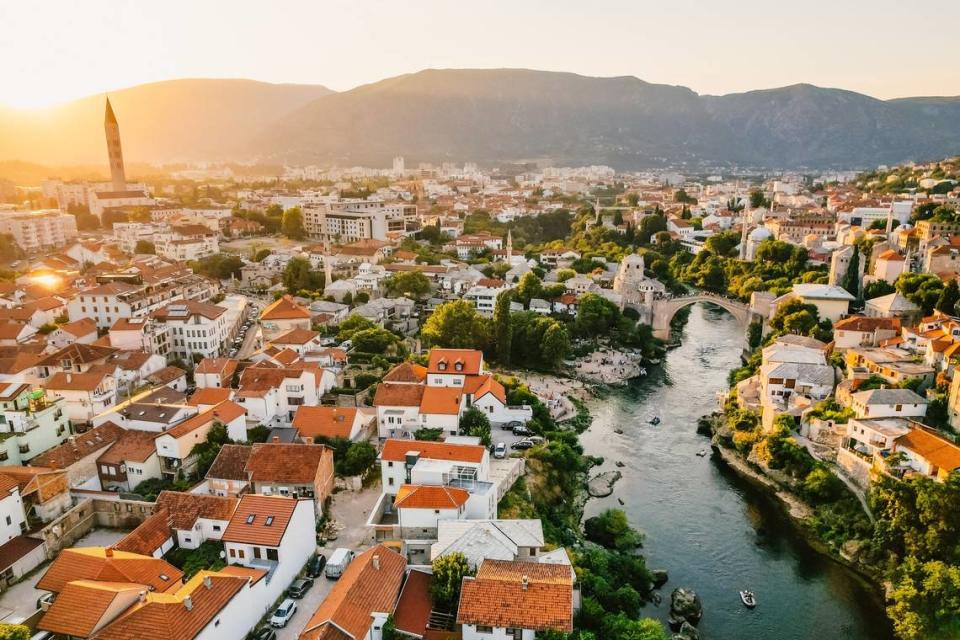 Puente histórico de Mostar conocido también como Stari Most o Puente Viejo en Mostar, Bosnia y Herzegovina.