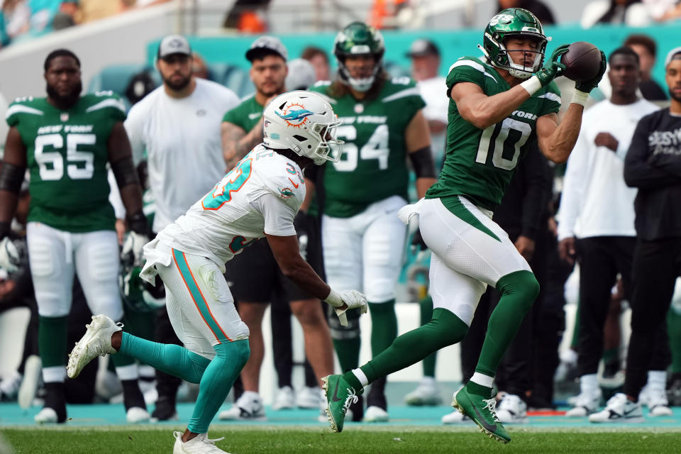 Dec 17, 2023; Miami Gardens, Florida, USA; New York Jets wide receiver <a class="link " href="https://sports.yahoo.com/nfl/players/31268" data-i13n="sec:content-canvas;subsec:anchor_text;elm:context_link" data-ylk="slk:Allen Lazard;sec:content-canvas;subsec:anchor_text;elm:context_link;itc:0">Allen Lazard</a> (10) makes a catch in front of Miami Dolphins cornerback <a class="link " href="https://sports.yahoo.com/nfl/players/29244" data-i13n="sec:content-canvas;subsec:anchor_text;elm:context_link" data-ylk="slk:Eli Apple;sec:content-canvas;subsec:anchor_text;elm:context_link;itc:0">Eli Apple</a> (33) during the second half at Hard Rock Stadium. Mandatory Credit: Jasen Vinlove-USA TODAY Sports