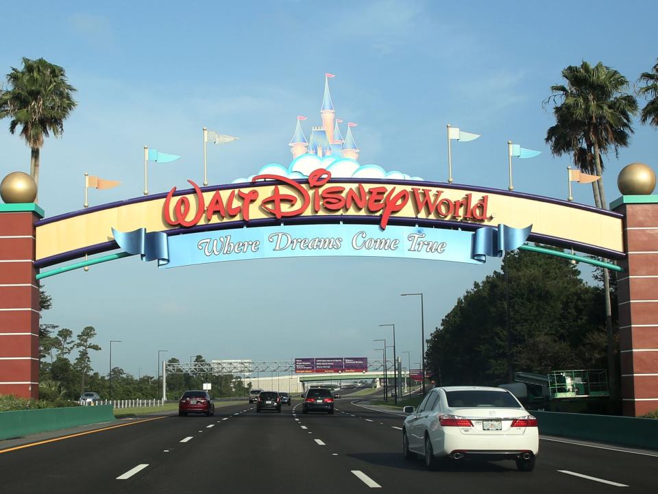 Los visitantes pasan por un letrero que les da la bienvenida a Walt Disney World en el primer día de reapertura del icónico parque temático Magic Kingdom en Orlando, Florida, el 11 de julio de 2020. ((Gregg Newton/AFP via Getty Image))