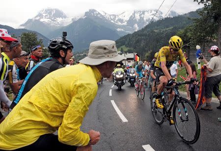 Tour de France cycling race - The 146 km (90 miles) Stage 19 from Albertville to Saint-Gervais Mont Blanc, France - 22/07/2016 - Yellow jersey leader Team Sky rider Chris Froome of Britain rides after a fall during the stage. REUTERS/Jean-Paul Pelissier