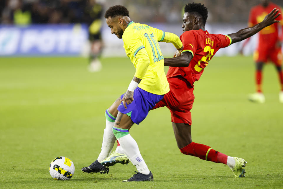 Iddrisu Baba Mohammed de Ghana lucha por el balón con Neymar de Brasil durante el partido amistoso internacional entre Brasil y Ghana en Francia. (Foto: Antonio Borga/Eurasia Sport Images/Getty Images)