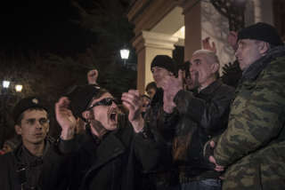 Des manifestants en faveur de la Russie sur la place centrale de Sébastopol, en Crimée (Ukraine), le 26 février 2014. . PHOTO SERGEY PONOMAREV/THE NEW YORK TIMES