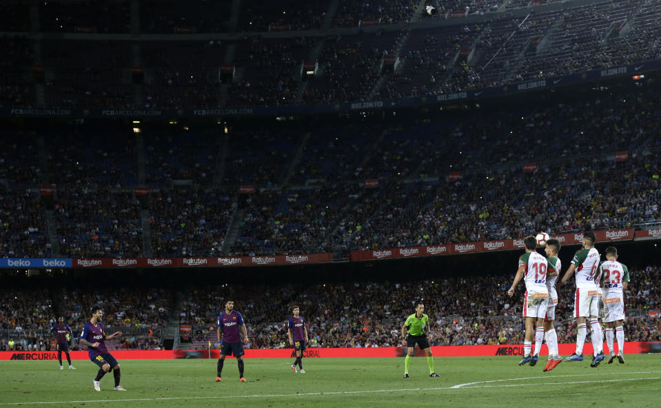 El delantero argentino Lionel Messi del Barcelona remata un tiro libre en el partido ante Alavés por la liga española, el sábado 18 de agosto de 2018. (AP Foto/Manu Fernández)