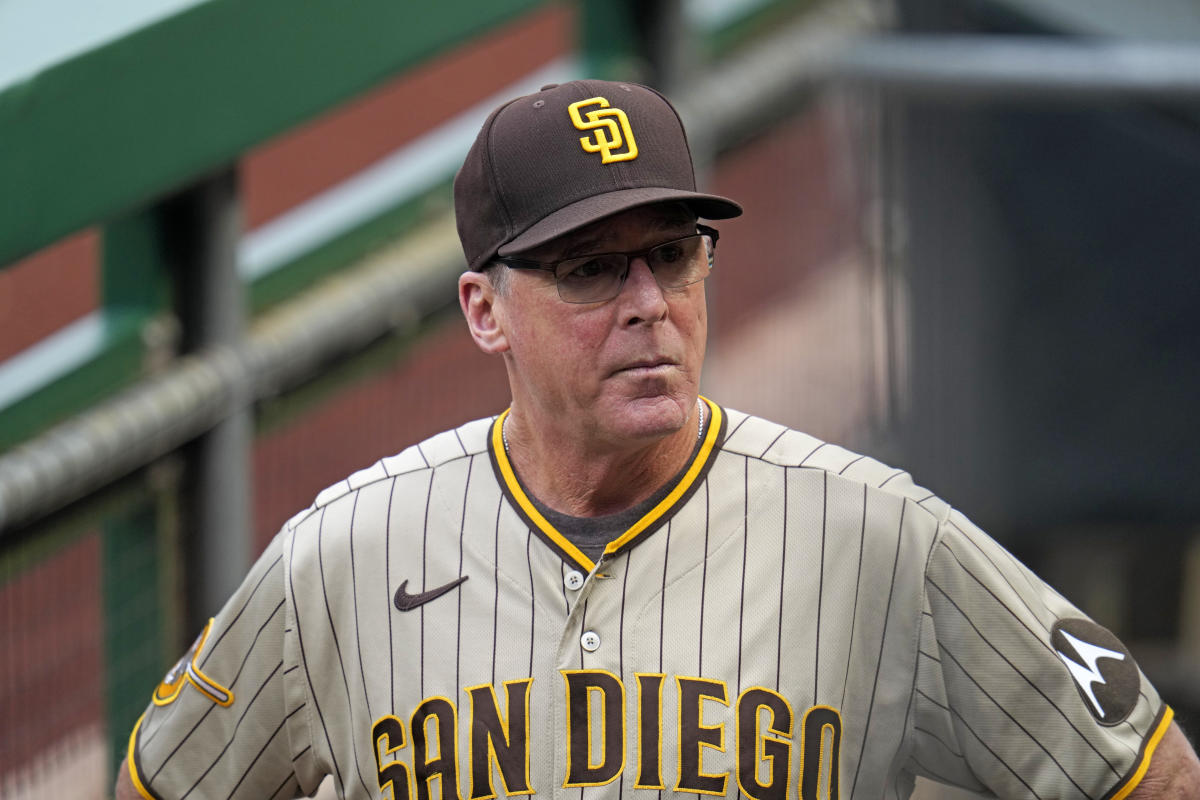 Giants third-base coach Mark Hallberg interviews for manager's job