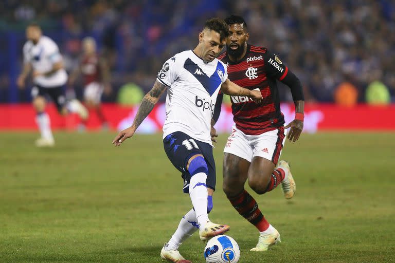 Lucas Janson domina la pelota ante la mirada de Rodinei; el delantero generó en el primer tiempo una de las escasas situaciones de gol de Vélez en la ida de su semifinal de la Copa Libertadores.