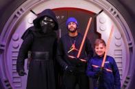 <p>Neymar Jr et son fils Davi Lucca au côté de Kylo Ren.</p>