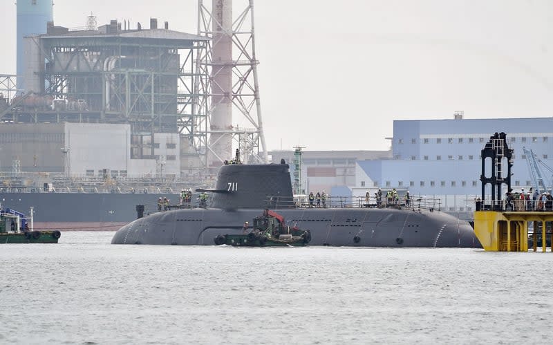 國造潛艦海鯤軍艦進入泊港測試（HAT）最後階段，27日由浮塢載運至台船小塢，下午執行第3階段「拖帶進塢」，有大半船身浮在水面。 中央社