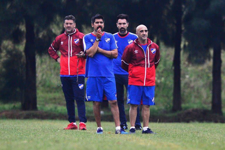 Integró el cuerpo técnico de Nacional junto a su hermano Eduardo y al profe Pablo Santella, hijo de Julio