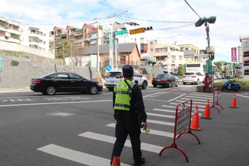 淡水警啟動連假交通疏導，已在多個重要路口管制。（記者徐煜勝翻攝）