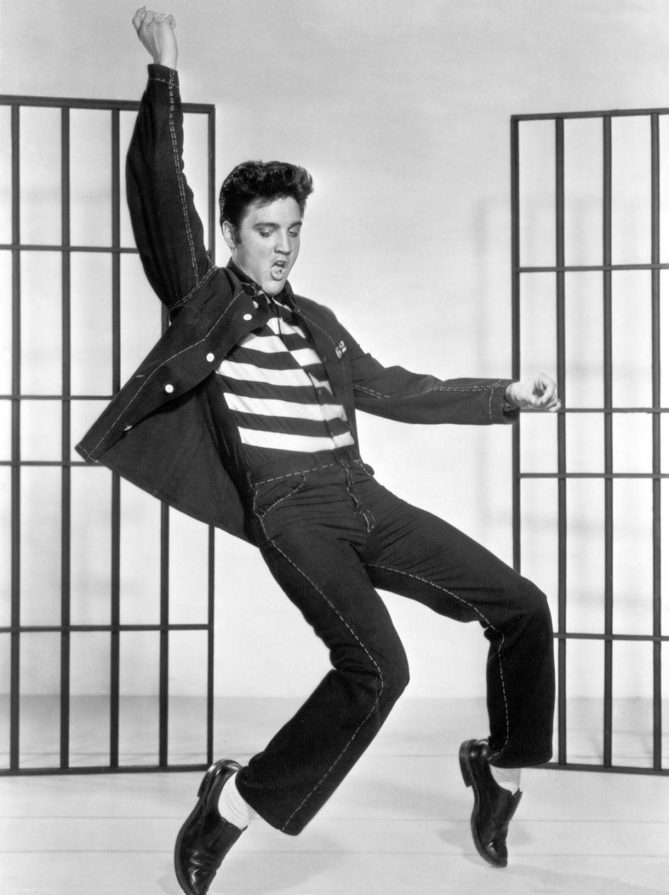 <p>Una de las canciones más famosas de Presley fue <em>Jailhouse Rock</em>, que grabó para la película del mismo título de 1957. Aquí posa para una sesión promocional de la película.</p> 