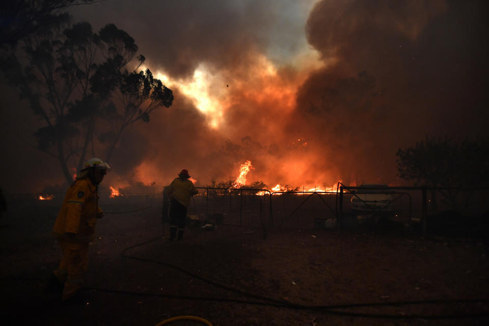 Rural Fire Service (RFS) crews engage in property protection of a number of homes along the Old Hume Highway as the Green Wattle Creek Fire threatens a number of communities in the south west of Sydney, Thursday. Source: AAP Image/Dean Lewins.