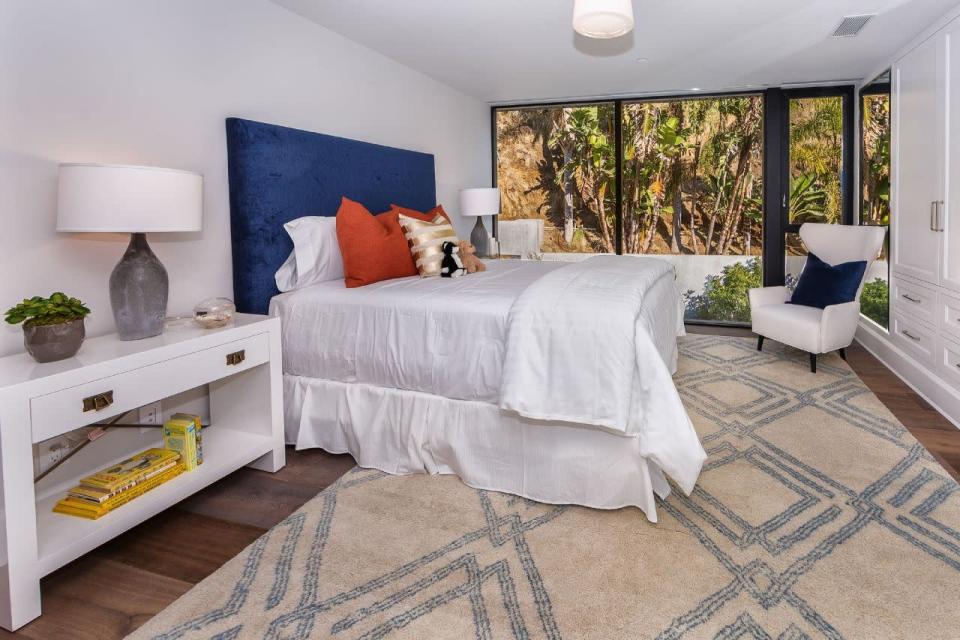 <p>Another bedroom. (Photo: <a href="http://bit.ly/1UCMKf2" rel="nofollow noopener" target="_blank" data-ylk="slk:Sotheby’s International Realty via Catherine Marcus;elm:context_link;itc:0;sec:content-canvas" class="link ">Sotheby’s International Realty via Catherine Marcus</a>, shot by Mark Lee)</p>