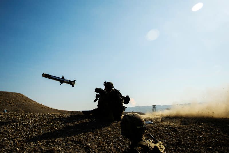 FOTO DE ARCHIVO: Un soldado estadounidense de Dragon Troop del 3.er Regimiento de Caballería dispara un sistema de misiles Javelin durante un ejercicio de entrenamiento cerca de la base de operaciones Gamberi en la provincia de Laghman, en Afganistán