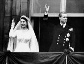ARCHIVO – La princesa Isabel de Gran Bretaña y el príncipe Felipe, duque de Edimburgo, saludan a la multitud desde el balcón en el Palacio de Buckingham en Londres, después de su boda el 20 de noviembre de 1947. La reina Isabel II, la monarca con el reinado más largo de Gran Bretaña y una roca de estabilidad en buena parte de un siglo turbulento, ha muerto. Tenía 96 años. El Palacio de Buckingham anunció su deceso el jueves 8 de septiembre de 2022. (Foto AP, archivo)