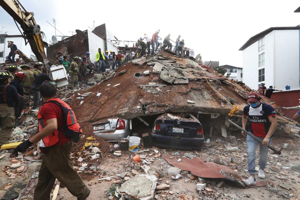 <p>CIUDAD DE MÉXICO Earthquake/Sismo-CDMX.- El fuerte sismo que sacudió este martes la Ciudad de México provocó el colapso de edificios en varios puntos de la capital y dejó decenas de muertos y un número indeterminado de personas atrapadas bajo los escombros. En la imagen, personal y equipos de rescate en el edificio de Coapa en la calle Racho el Arco, al sur de esta capital. 19 de septiembre 2017. Foto: Agencia EL UNIVERSAL/Luis Cortés/RCC </p>