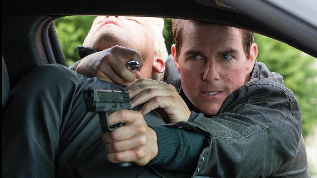  Cobie Smulders and Tom Cruise in Jack Reacher: Never Go Back 