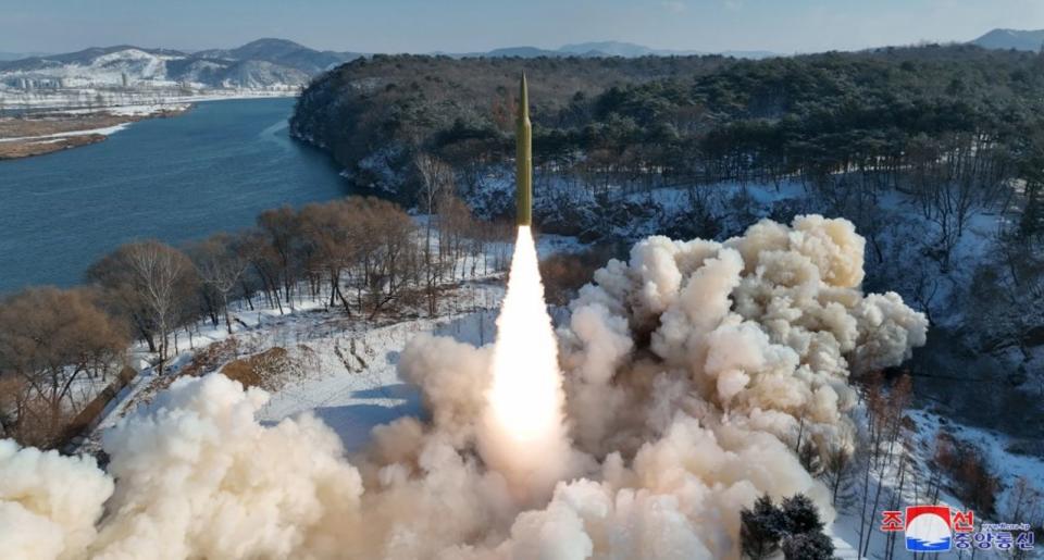 北韓今日證實發射中程彈道飛彈，同時也強調與區域安全無關。（翻攝自朝中社）