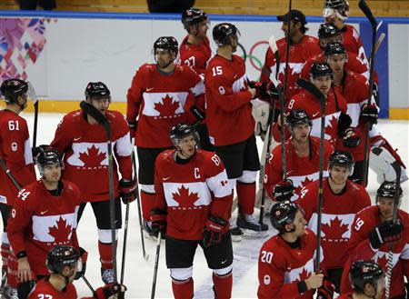 Canada's Sidney Crosby (C) and his teammates salute the fans after defeating Norway in their men's preliminary round ice hockey game at the 2014 Sochi Winter Olympic Games, February 13, 2014. REUTERS/Grigory Dukor