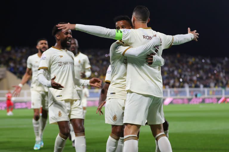 Cristiano Ronaldo festeja con sus compañeros su hat-trick frente a Damac, por la liga local
