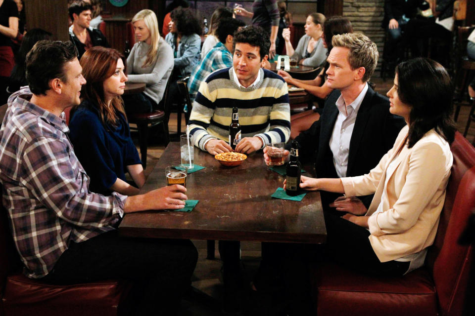 Cast of How I Met Your Mother at a bar