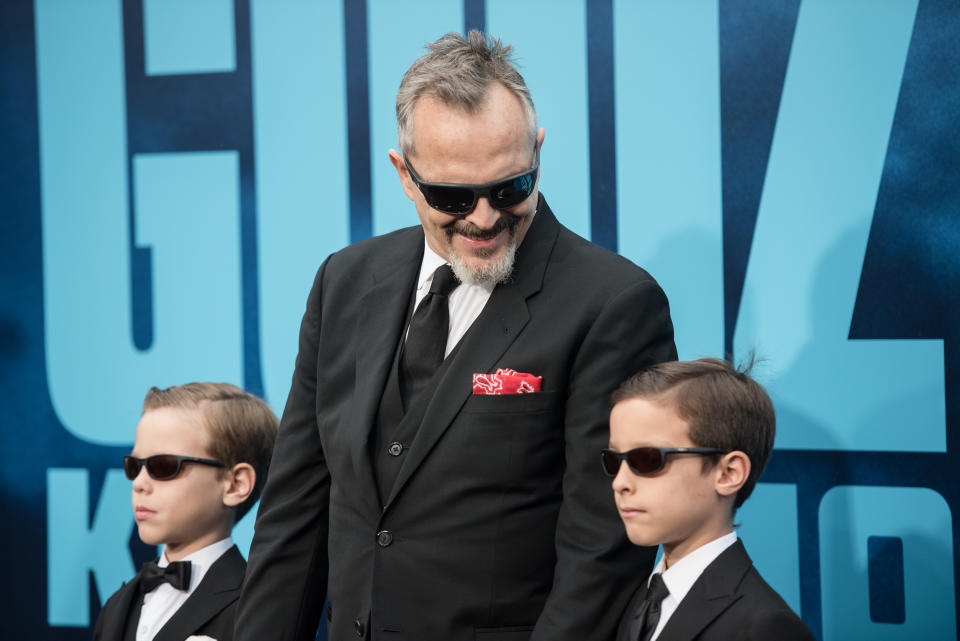 Miguel Bose y sus hijos Diego y Tadeo (Getty Images)