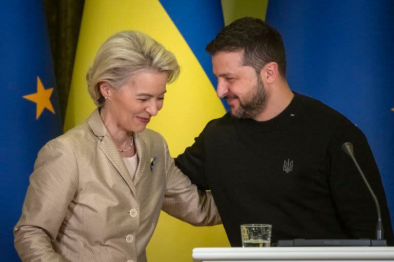 El presidente ucraniano, Volodimir Zelensky, y la presidenta de la Comisión Europea, Ursula von der Leyen, asisten a una conferencia de prensa en Kiev, Ucrania, el sábado 4 de noviembre de 2023. (Foto AP/Efrem Lukatsky)