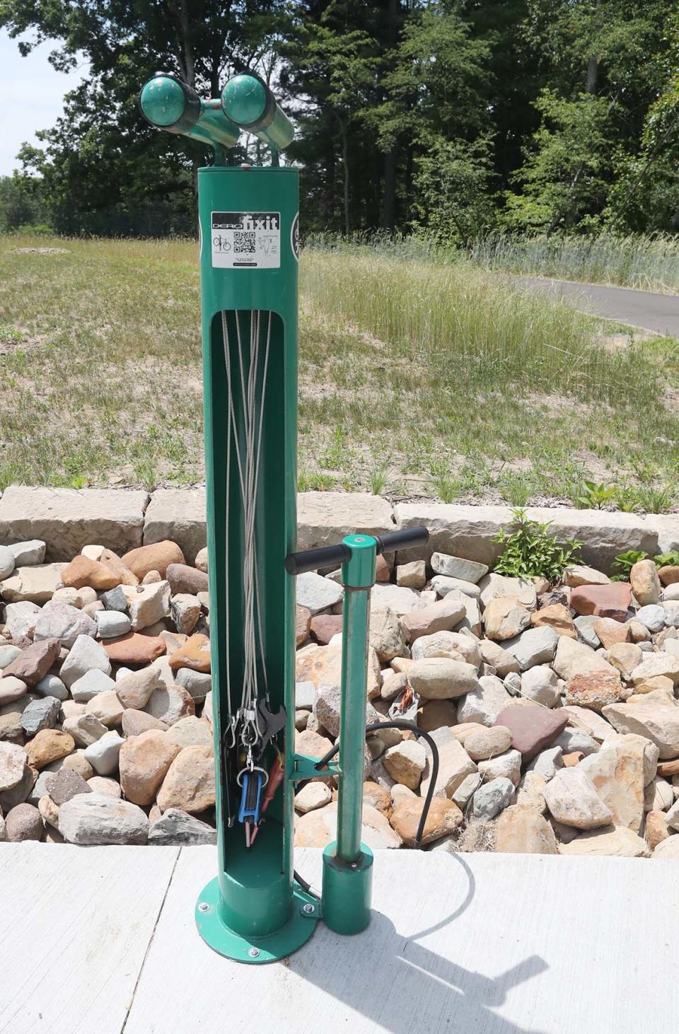 Bicycle maintenance tools and an air pump are available at the Middlebury Road Trailhead of the Freedom Trail in Tallmadge .