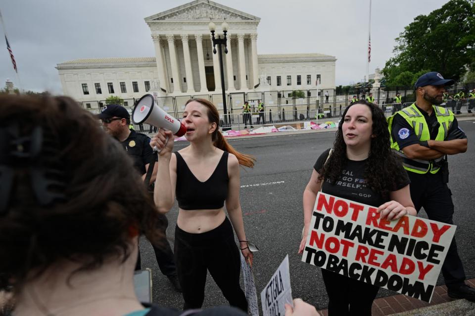 Des manifestantes devant la Cour suprême à Washington, le 14 mai 2022. - Mandel Ngan