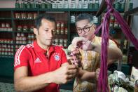 <p>FC Bayern’s Hasan Salihamidžić tried his hand at making a bak zhang at Kim Choo and enjoyed the local dish. </p>