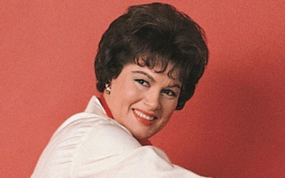 "Walkin After Midnight", "Crazy", "I Fall To Pieces", das waren ihre großen Hits. Patsy Cline gehörte in den späten 50-ern und frühen 60-ern zu den Stars der amerikanischen Musik- und insbesondere Country-Szene. Die Sängerin aus Winchester, Virginia, wurde nur 30 Jahre alt. Cline starb am 5. März 1963 bei einem Flugzeugabsturz. 1973 wurde sie als erste Frau überhaupt in die Country Music Hall of Fame aufgenommen. (Bild: Acrobat/Membran)