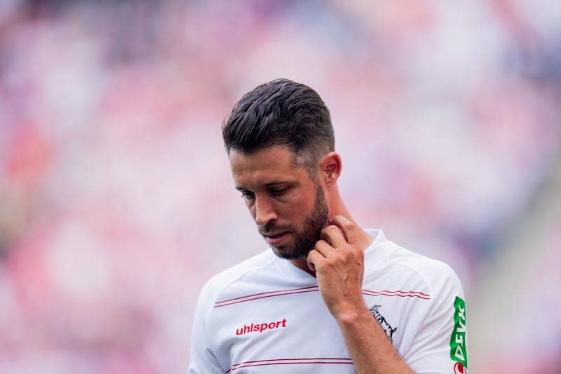 FC Cologne's Mark Uth reacts during the German Bundesliga soccer match between Cologne and Wolfsburg. Cologne said that Uth has suffered another setback in the form of a knee injury in a friendly match against Rot-Weiss Essen and would be sidelined "for the time being." Rolf Vennenbernd/dpa