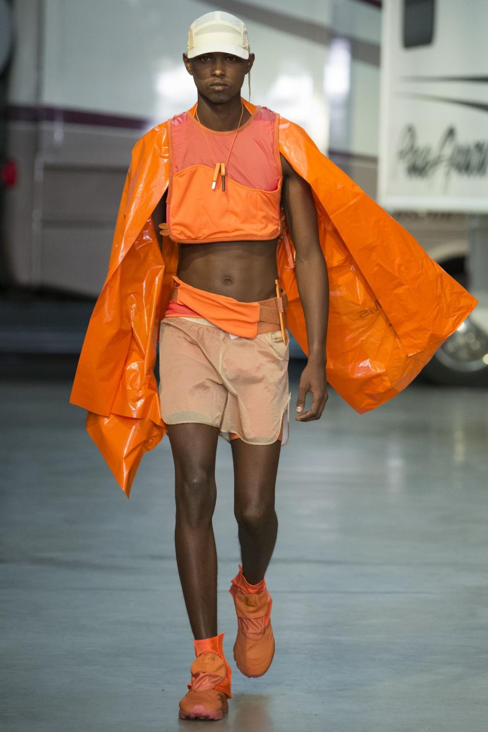 <p>Jemand Lust auf ein Crop Top mit Umhang?<br>[Bild: Cottweiler] </p>