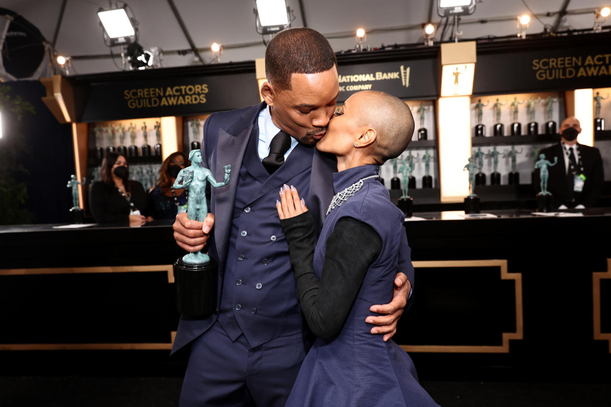 SANTA MONICA, CALIFORNIA - FEBRUARY 27: (L-R) Will Smith, winner of the Outstanding Performance by a Male Actor in a Leading Role award for 'King Richard,' and Jada Pinkett Smith attend the 28th Screen Actors Guild Awards at Barker Hangar on February 27, 2022 in Santa Monica, California. 1184550 (Photo by Emma McIntyre/Getty Images for WarnerMedia)