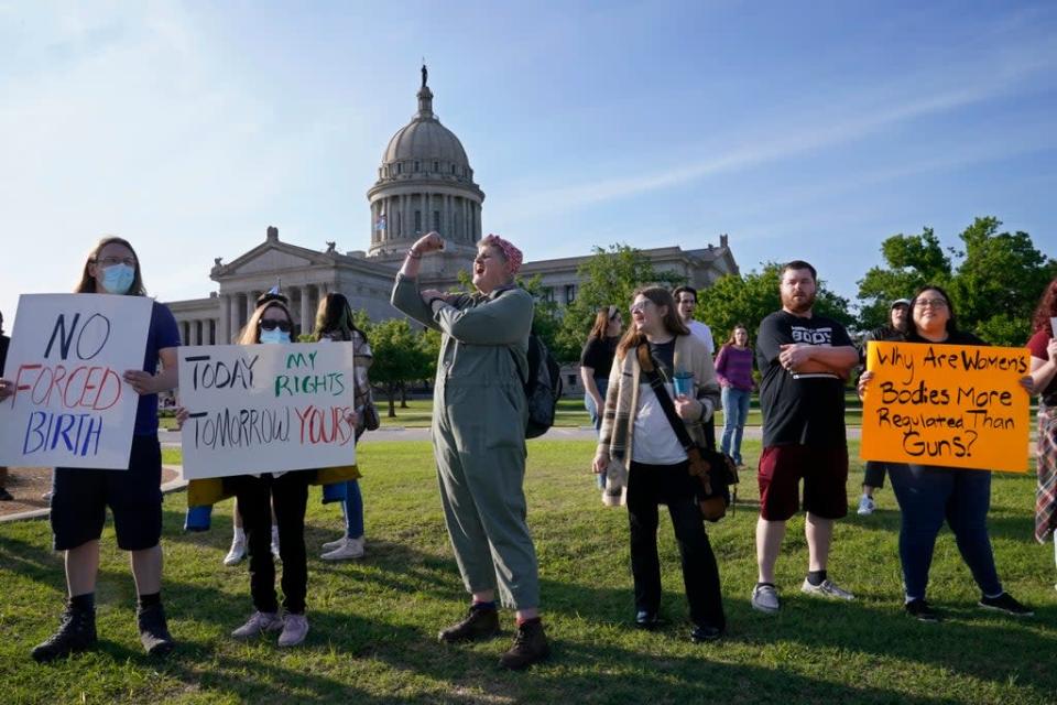  Los defensores del derecho al aborto protestan frente al capitolio estatal en Oklahoma City despu&#xe9;s de que el 3 de mayo el gobernador Kevin Stitt firmara una ley que proh&#xed;be los abortos a las seis semanas de embarazo    (AP)