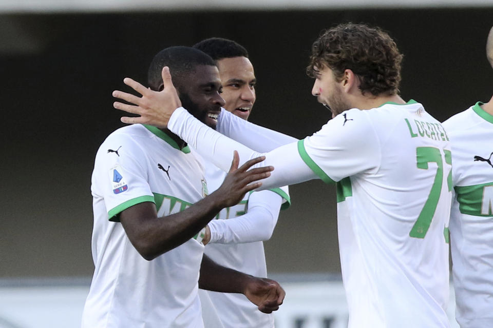 Jeremie Boga (izquierda) del Sassuolo celebra con Manuel Locatelli tras anotar un gol en el partido contra Hellas Verona en la Serie A italiana, el domingo 22 de noviembre de 2020, en Verona. (Paola Garbuio/LaPresse vía AP)