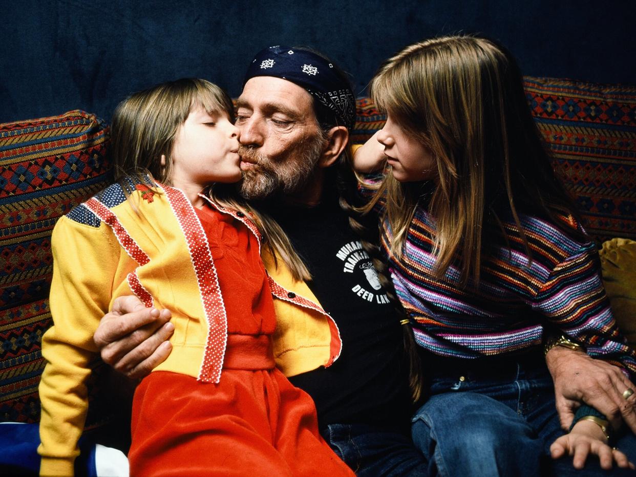 Willie Nelson with his daughters Paula Carlene and Amy Lee