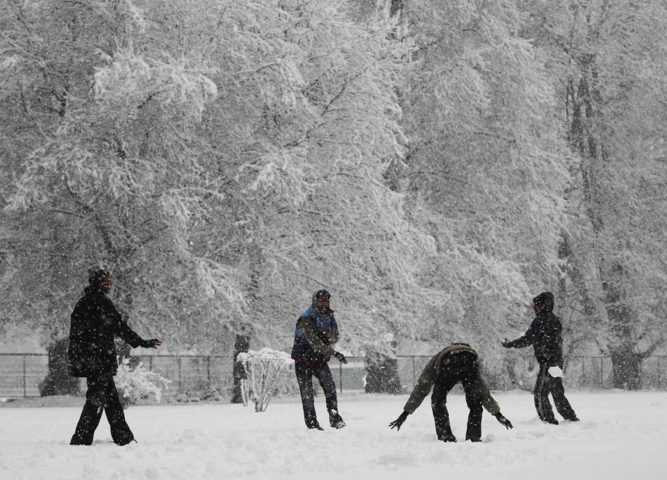 Indian tourists enjoy a snowball fight during snowfall on a cold winter morning in Srinagar December 31, 2013. Temperatures in Srinagar, which received the season's second snowfall on Tuesday, dipped to -1.4 degrees Celsius (29.5 degrees Fahrenheit), according to India's metrological department website. REUTERS/Danish Ismail (INDIAN-ADMINISTERED KASHMIR - Tags: ENVIRONMENT TRAVEL)