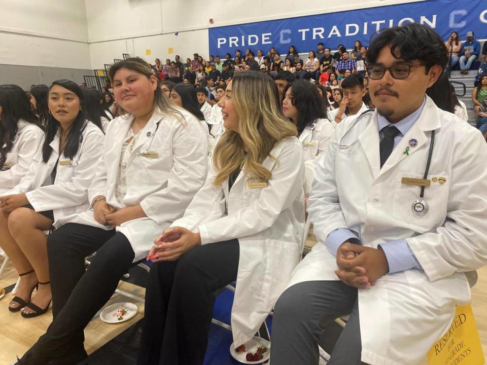 El programas de la Academia de Doctores de UCSF Fresno en la Escuela Preparatoria Caruthers graduará un total de 23 estudiantes.