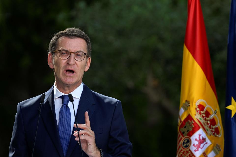 Alberto Núñez Feijóo dice que no se opondrá a la moción de censura, pero no la apoya. (Foto: Pierre-Philippe Marcou / AFP / Getty Images).