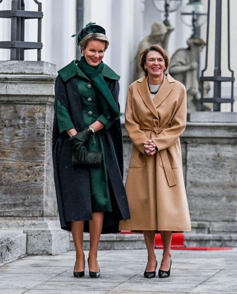 瑪蒂爾德王后（左）穿「一身綠」與德國第一夫人談天。（翻攝belgianroyalpalac IG）