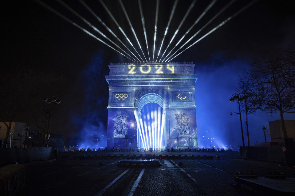 Un espectáculo de luces es proyectado sobre el Arco de Triunfo durante los festejos por el Año Nuevo en los Campos Elíseos, el lunes 1 de enero de 2024, en París. (AP Foto/Aurelien Morissard)