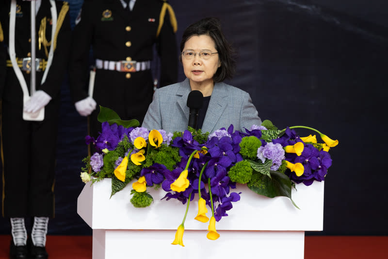 海軍高效能艦艇安江及萬江軍艦交艦  蔡總統致詞 龍德造船公司26日上午在蘇澳商港12號碼頭舉辦「海 軍高效能艦艇安江及萬江軍艦交艦典禮」，總統蔡英 文（圖）出席致詞，感謝中科院及龍德公司的團隊共 同打拚，帶動「國艦國造」相關產業升級，也促進國 防科技發展，讓台灣國防戰力和韌性持續提升。  中央社記者翁睿坤攝  113年3月26日 