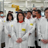 Produktion in China statt Export aus Deutschland: Außenministerin Annalena Baerbock ihr Amtskollege Qin Gang in einer Fabrik des Regensburger Autozulieferers Vitesco Automotive in China.