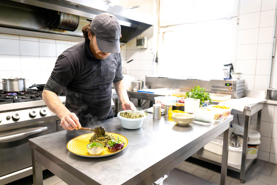 Auf Speisen in der Gastronomie gilt von diesem Januar an wieder eine Umsatzsteuer von 19 statt sieben Prozent. - Copyright: picture alliance/dpa | Sina Schuldt