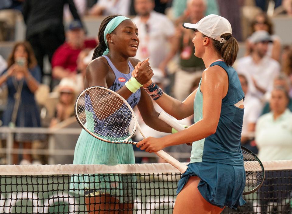 Coco Gauff (left) and Iga Swiatek meet at the net after their women’s final match at the 2022 French Open.