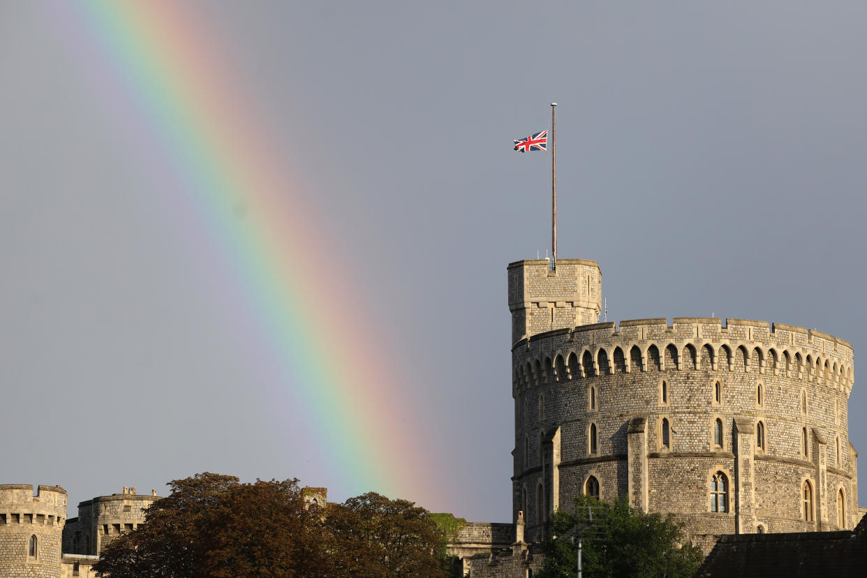 Un arcoíris apareció en Windsor apenas unos instantes después de confirmarse el fallecimiento de la reina Isabell II y la bandera fue colocada a media asta.  (Photo by Chris Jackson/Getty Images)