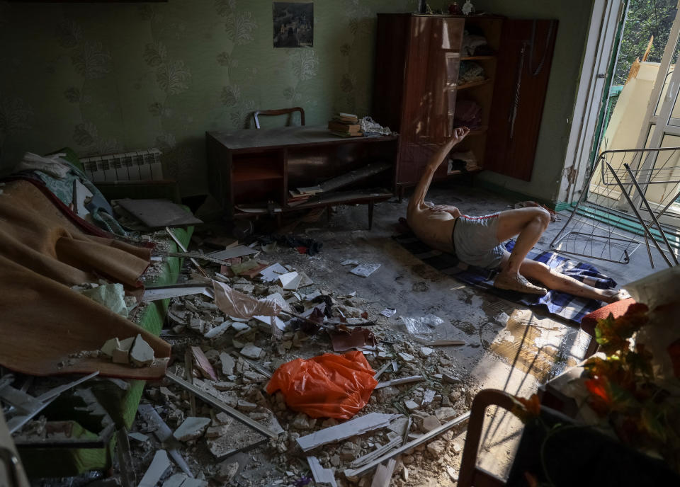 Volodymir, de 66 años, yace en el suelo en su casa destrozada, mostrando el momento que vive la guerra de Ucrania. (REUTERS/Gleb Garanich) TPX IMAGES OF THE DAY